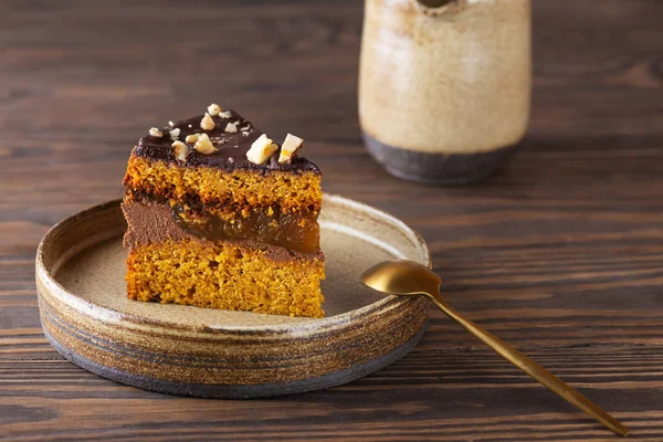 Arka planda bir parça vejetaryen kabaklı kek. Şeker, glüten ve laktozsuz.