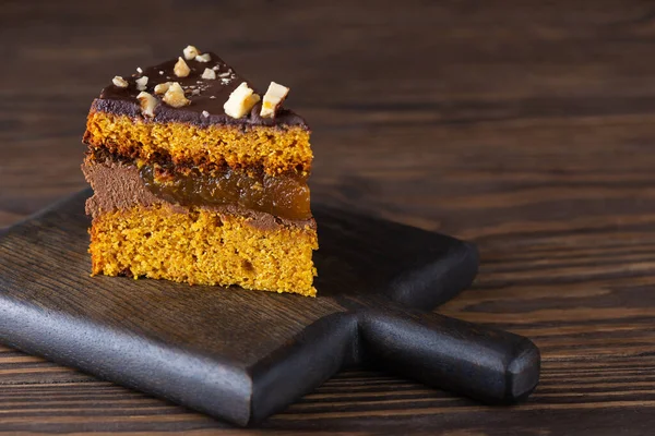 Tahta üzerinde bir parça balkabağı vejetaryen kek. Şeker, glüten ve laktozsuz.