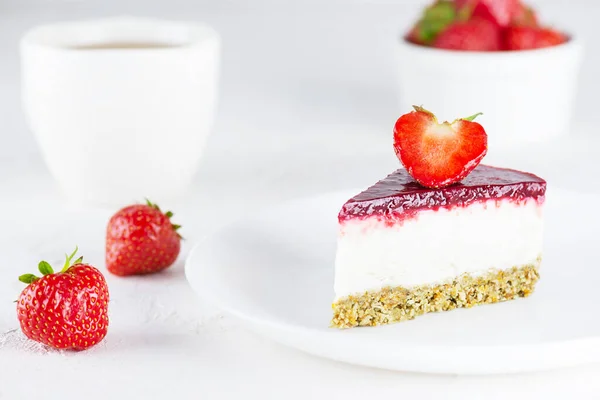 Stück Veganer Blumenkohl Kuchen Mit Erdbeeren Auf Weißem Teller Zucker — Stockfoto