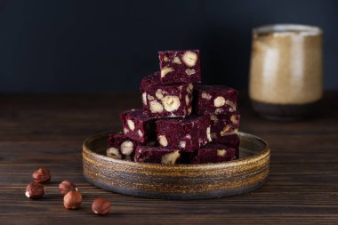 Koyu arkaplanda pancar ve fındıklı brownie. Şeker, glüten ve laktozsuz vejetaryen.