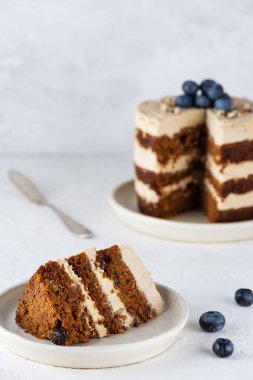 Hindistan cevizi kremalı vejetaryen havuçlu kek. Şeker, glüten ve laktozsuz.