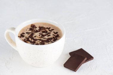 Bardakta çikolatalı vegan mochaccino..