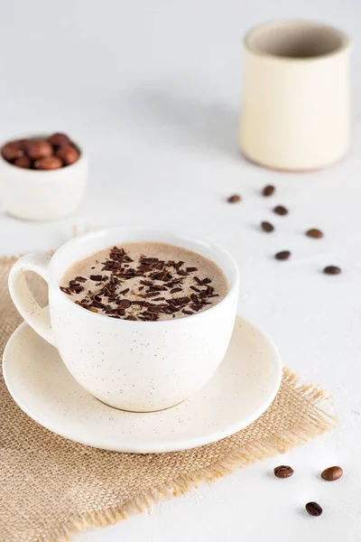 Mochaccino Kávé Csokoládéval Kókusztejjel Egy Bögrében Egy Könnyű Asztalon — Stock Fotó