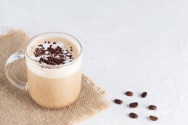 Fındıklı vegan mochaccino kahve ve bardakta çikolata..