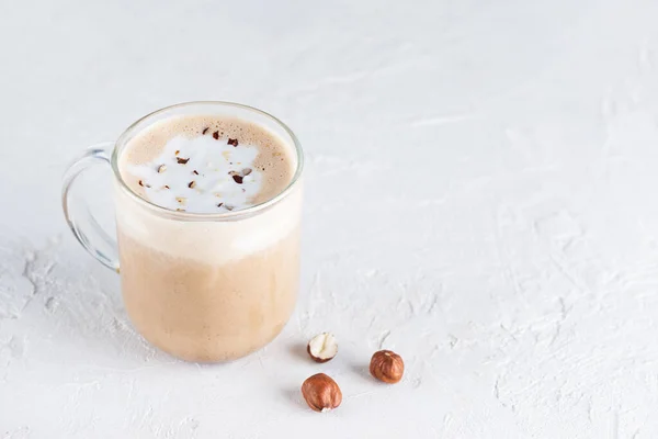 Nut Mochaccino Kaffe Glasmugg Ett Ljust Bord Horisontell Orientering Kopieringsutrymme — Stockfoto