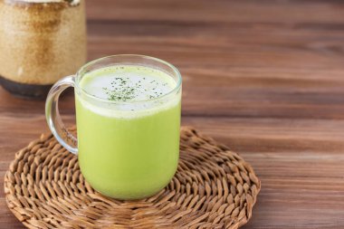 Tahta bir masada hindistan cevizi sütlü kibrit latte..