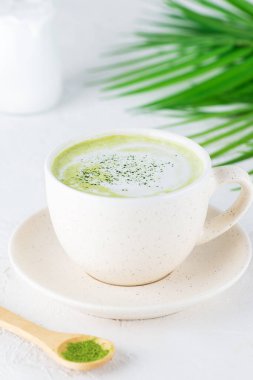 Hafif arka planda hindistan cevizi sütlü kibrit latte..