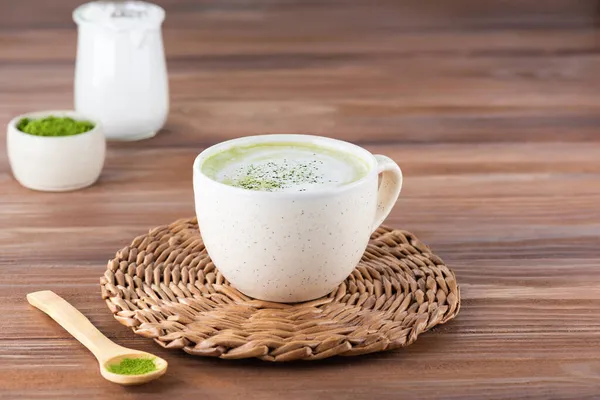 Latte Matcha Con Latte Cocco Una Tazza Tavolo Legno — Foto Stock