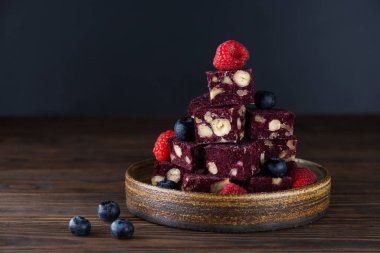 Böğürtlenli ve çikolatalı vejetaryen pancar keki parçaları. Şeker, glüten ve laktozsuz.