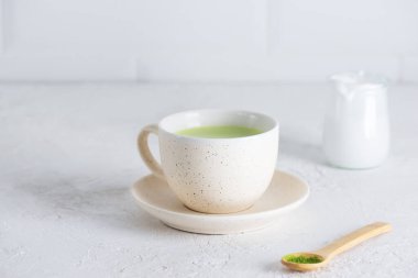 Hindistan cevizi sütü ve kenevir tohumlu latte çayı. Seçici odak.