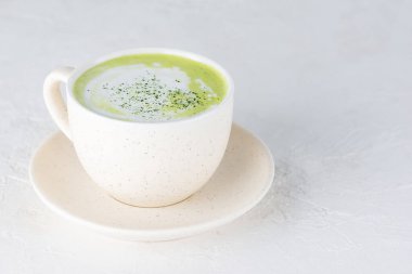 Hindistan cevizi sütü ve kenevir tohumlu latte çayı. Yatay yönelim, boşluğu kopyala.