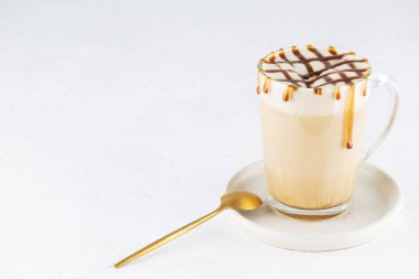 Hindistan cevizi kremalı vejetaryen karamel macchiato..