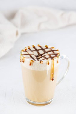 Cam bardakta kremalı hindistan cevizi ile karamel macchiato..