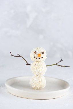 Hindistan cevizli vejetaryen trüf mantarından yapılmış mutlu bir kardan adam. Şeker, glüten ve laktozsuz.