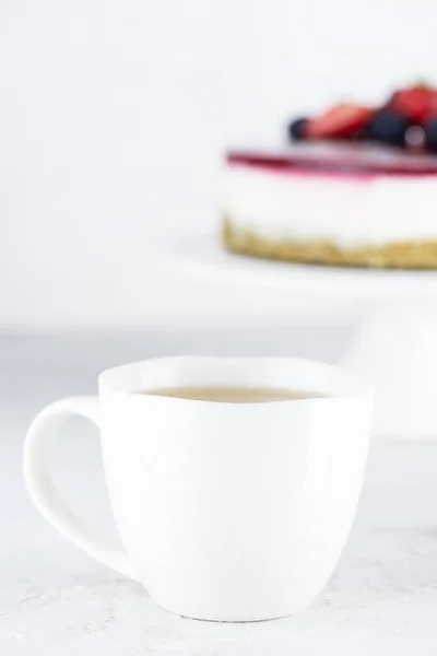 Eine Tasse Grüner Tee Auf Dem Hintergrund Eines Veganen Blumenkohlkuchens — Stockfoto