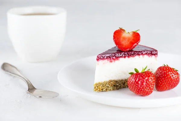 Stück Veganer Blumenkohl Kuchen Mit Erdbeeren Zucker Gluten Und Laktosefrei — Stockfoto