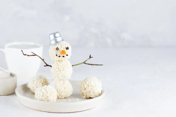 Glücklicher Schneemann Aus Veganen Kokosnusstrüffeln Mit Einer Tasse Kaffee Auf — Stockfoto