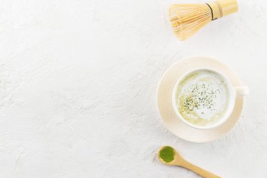 Hafif arka planda hindistan cevizi sütü ile kibrit latte çayı. Yatay yönelim, kopyalama alanı, üst görünüm.