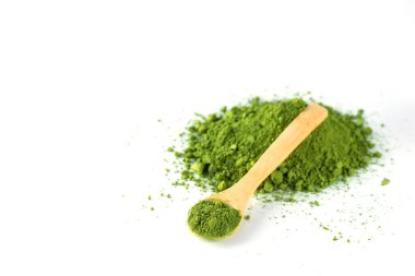 Beyaz arka planda kibrit çay tozu. Yatay yönelim, boşluğu kopyala.