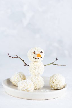 Hindistan cevizli vejetaryen şekerlerden yapılmış neşeli kardan adam. Şeker, glüten ve laktozsuz.