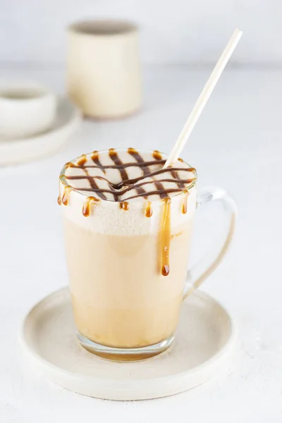 Caramel Latte Macchiato Mit Kokosmilch Glasbecher — Stockfoto
