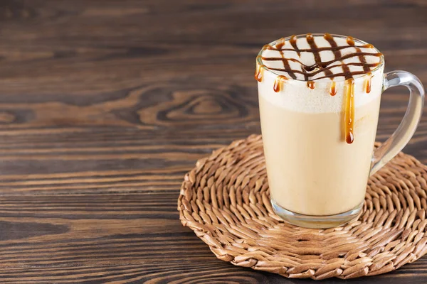 Macchiato Latte Caramelo Uma Caneca Vidro Uma Mesa Madeira Orientação — Fotografia de Stock