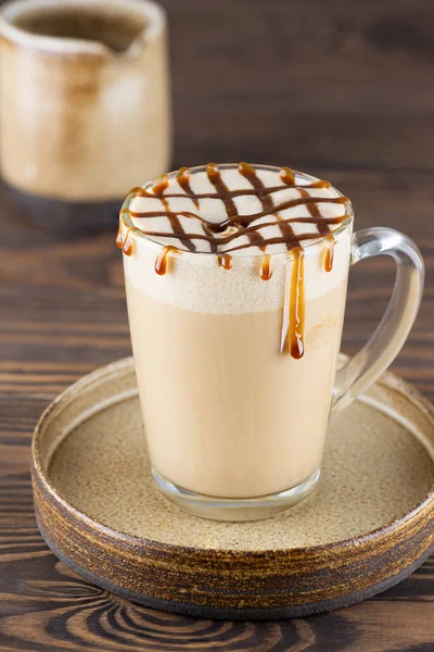 Vegan Caramelo Latte Macchiato Uma Caneca Vidro Uma Mesa Madeira — Fotografia de Stock