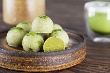 Tahta bir masada yeşil kibrit ve limonlu mantar. Şeker, glüten ve laktozsuz vejetaryen.
