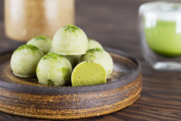 Tahta bir masada yeşil kibrit ve limonlu mantar. Şeker, glüten ve laktozsuz vejetaryen.