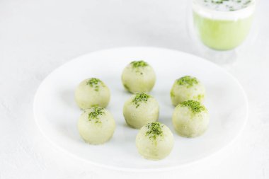 Yeşil vejetaryen trüf mantarı, kibrit ve beyaz tabakta limon. Şeker, glüten ve laktozsuz.