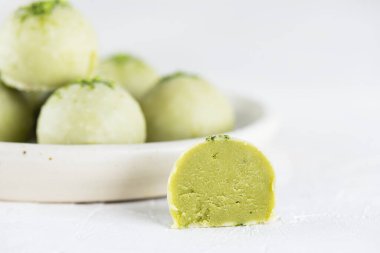 Beyaz bir masada kibrit ve limonlu bir dilim yeşil trüf. Şeker, glüten ve laktozsuz vejetaryen.