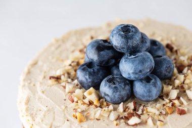 Kremalı pastada taze yaban mersini..