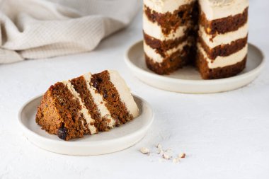 Hindistan cevizi kremalı, cevizli ve baharatlı vejetaryen havuçlu kek. Şeker, glüten ve laktozsuz.