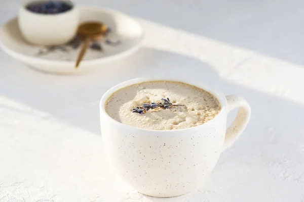 Rohkaffee Mit Lavendelsirup Einem Weißen Becher Zucker Gluten Und Laktosefrei — Stockfoto