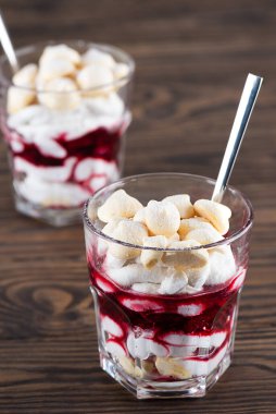 Aquafaba kremalı tatlı, hindistan cevizi kremalı ve kirazlı ahşap bir masada..