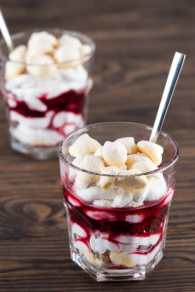 Aquafaba kremalı tatlı, hindistan cevizi kremalı ve kirazlı ahşap bir masada..