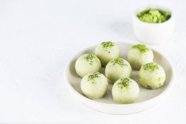 Kibritli şekerleme ve beyaz bir masada limon. Şeker, glüten ve laktozsuz vejetaryen. Yatay yönelim, boşluğu kopyala.