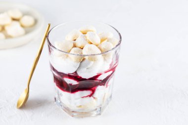 Aquafaba kremalı, hindistan cevizi kremalı ve vişneli ev yapımı tatlı. Şeker, laktozsuz, vegan.
