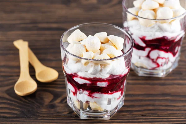 Aquafaba kremalı ev yapımı tatlı, hindistan cevizi kremalı ve kahverengi ahşap bir masada vişneli. Şeker, laktozsuz, vegan.
