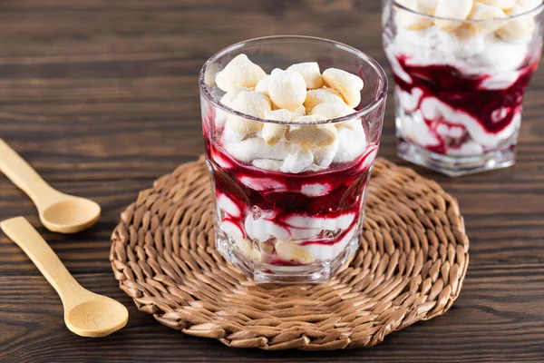 Aquafaba kremalı ev yapımı tatlı, hindistan cevizi kreması ve ahşap bir masada vişneli. Şeker, laktozsuz, vegan.