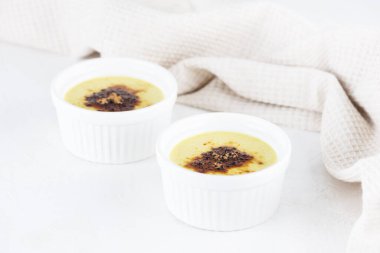Masadaki yaban mersinli vejetaryen kremalı brulee..