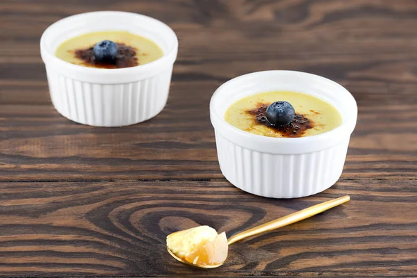 Domácí Veganský Creme Brulee Borůvkami Miskách Dřevěném Stole — Stock fotografie