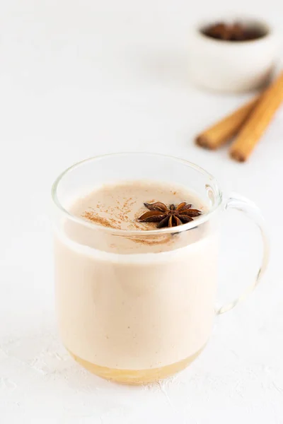 Masala Tee Mit Milch Und Gewürzen Einem Glasbecher Auf Dem — Stockfoto