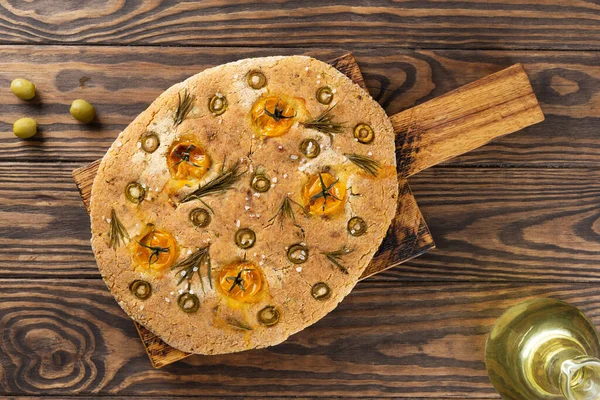 Zelfgemaakte Focaccia Met Olijven Tomaten Rozemarijn Specerijen Een Houten Tafel — Stockfoto