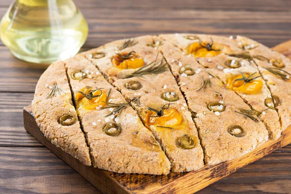 Focaccia Rodajas Con Aceitunas Tomates Romero Aceite Especias Una Mesa — Foto de Stock