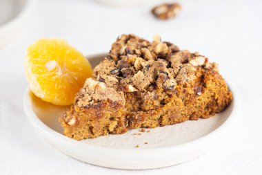 Tabakta fındıklı ev yapımı mandalina turtası. Sağlıklı yiyecek, şeker, glüten ve laktozsuz vejetaryen..