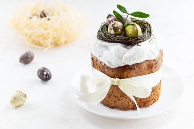 Aydınlık bir masada çikolatalı yumurtalı Paskalya pastası.