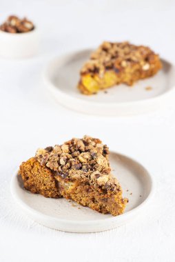 Tabakta ceviz olan ev yapımı kek parçaları. Sağlıklı yiyecek, şeker, glüten ve laktozsuz vejetaryen..