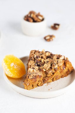 Mandalina ve fındıklı ev yapımı turta. Sağlıklı yiyecek, şeker, glüten ve laktozsuz vejetaryen..