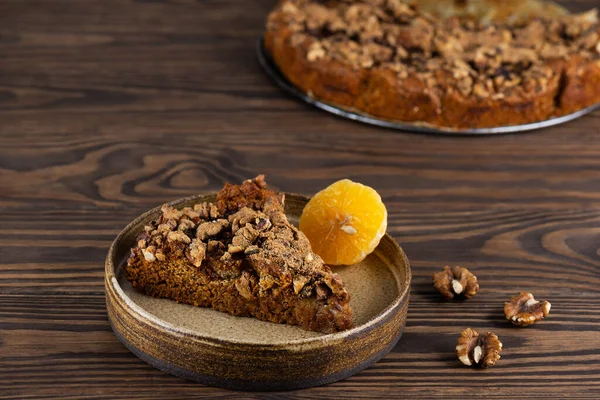 Mandalinalı ve fındıklı ev yapımı bir turta. Tahta bir masada..